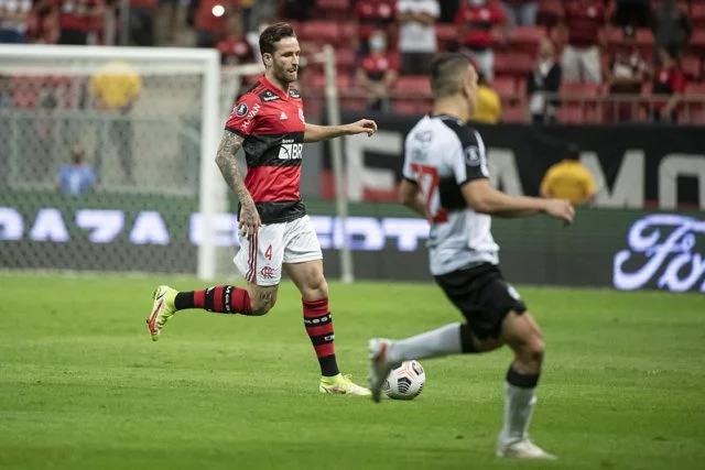 Léo Pereira em ação pelo Flamengo contra o Olimpia na Copa Libertadores 2021