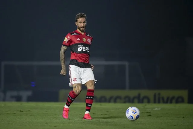 Léo Pereira em ação pelo Flamengo durante a partida contra o Bragantino pelo Campeonato Brasileiro da temporada de 2021
