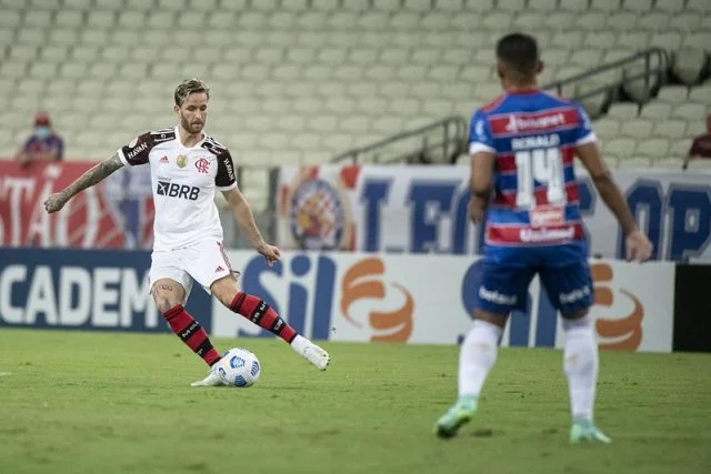 Léo Pereira em ação pelo Flamengo durante a partida contra o Fortaleza pelo Campeonato Brasileiro da temporada de 2021