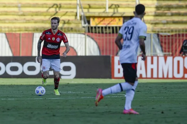 Léo Pereira em ação pelo Flamengo durante a partida contra o Sport pelo Campeonato Brasileiro da temporada de 2021