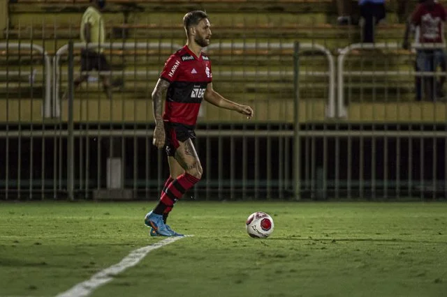 Léo Pereira em ação pelo Flamengo durante o jogo contra o Audax pelo Campeonato Carioca de 2022