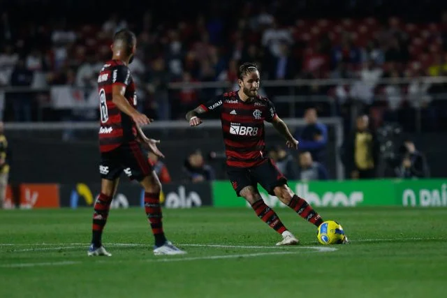 Léo Pereira em jogo do Flamengo contra o São Paulo pela Copa do Brasil