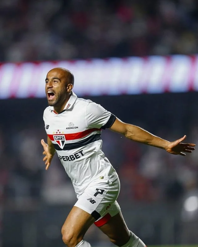 Lucas Moura corre e vibra após marcar um gol pelo São Paulo no estádio do Morumbi