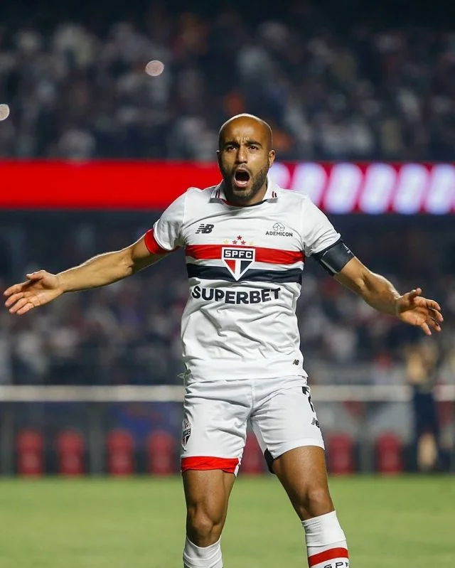 Lucas Moura vibra após marcar um gol pelo São Paulo no estádio do Morumbi