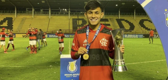 Lucas Taba posa para foto com o troféu do Campeonato Brasileiro sub-17 da temporada de 2021