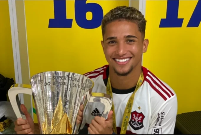 Lateral-direito do Flamengo rompe ligamento do joelho direito e terá que passar por cirurgia