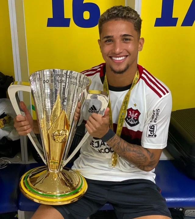 Luis Gustavo sorri para foto com o troféu da SuperCopa do Brasil Sub-20