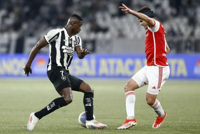 Luiz Henrique durante o jogo entre Botafogo x Internacional pelo Brasileirão 2024 no Nilton Santos