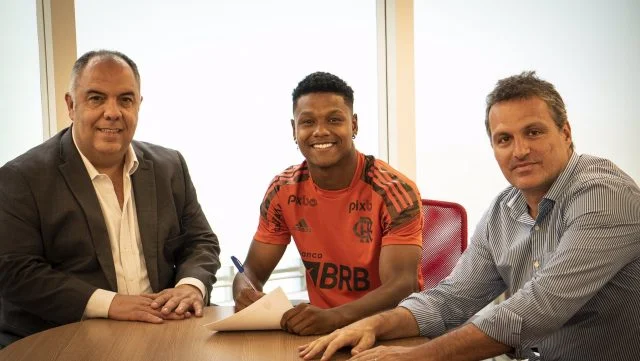 Marcos Braz e Bruno Spindel juntos a Matheus França, joia da base do Flamengo