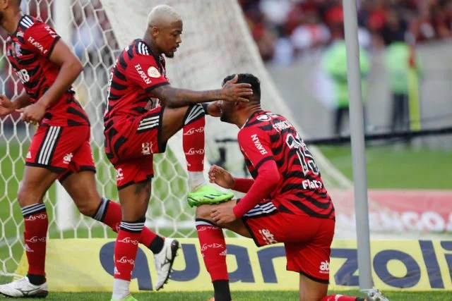 Marinho dá três assistências no jogo do Flamengo contra o Athletico-PR pelo Brasileirão
