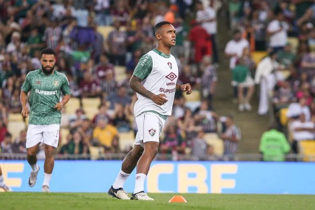 Marquinhos durante o aquecimento para o jogo entre Fluminense x Cuiabá pelo Brasileirão 2024 no Maracanã