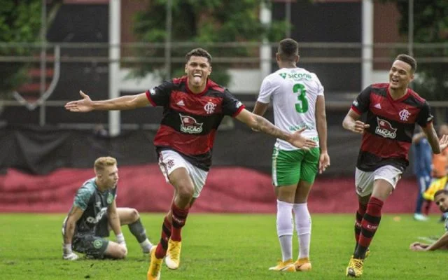 Mateusão durante a comemoração de um dos gols contra a Chapecoense pelo Brasileirão Sub-20