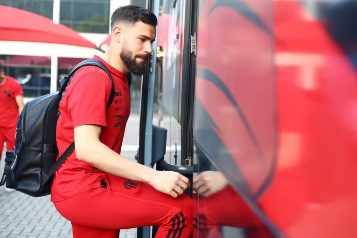 Matheus Cunha em embarque com a delegação do Flamengo