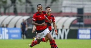 Matheus França comemorando gol marcado pelo Flamengo em clássico contra o Vasco pelas quartas de final do Brasileiro Sub-20