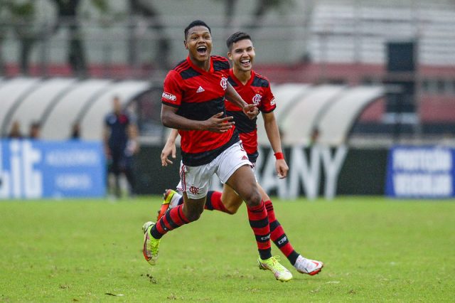 Matheus França comemorando gol marcado pelo Flamengo em clássico contra o Vasco pelas quartas de final do Brasileiro Sub-20