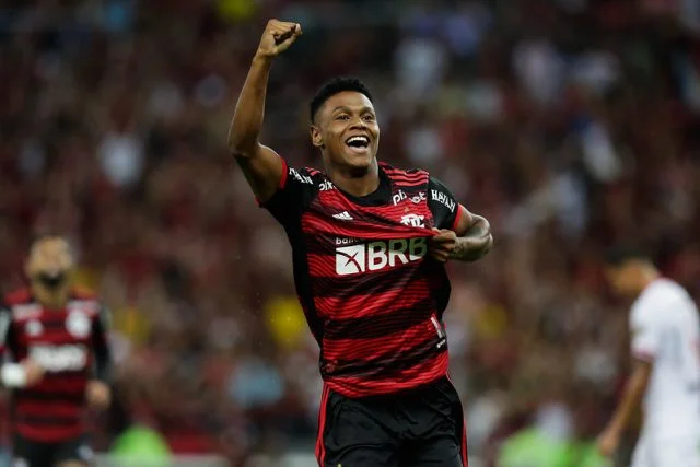 Matheus França marca seu primeiro gol pelo time profissional do Flamengo