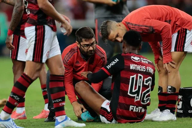 Matheus França sofre lesão em partida contra o São Paulo e é operado