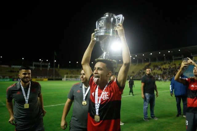 Matheus Gonçalves comemora conquista do Flamengo na Copa do Brasil Sub-17