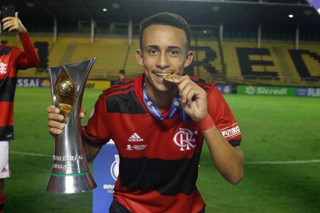 Matheus Gonçalves comemorando título conquistado do Brasileirão Sub-17 de 2021