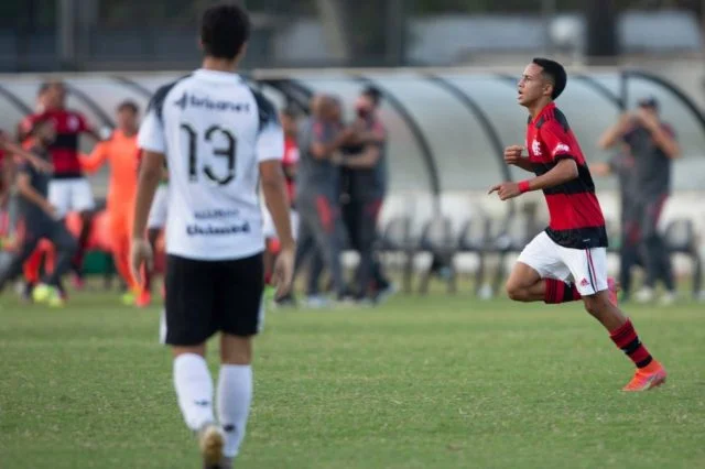 Matheus Gonçalves em ação pelo Flamengo durante a partida contra o Ceará