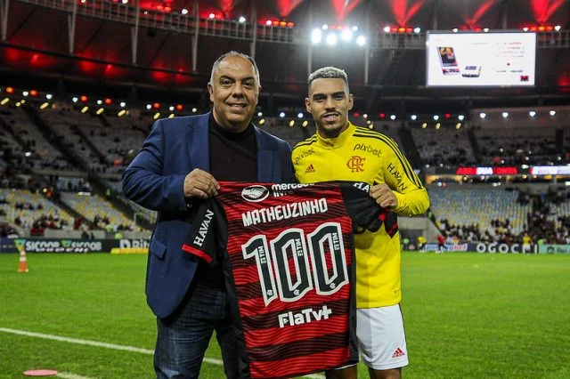 Matheuzinho atinge marca de 100 jogos disputados pelo Flamengo e recebe homenagem