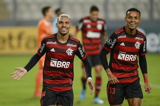 Matheuzinho comemora gol com assistência de Lázaro em partida contra o Sporting Cristal pela Libertadores 2022