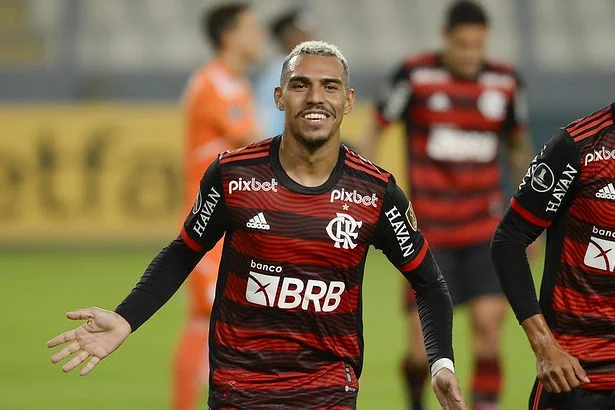 Matheuzinho comemora gol com assistência de Lázaro em partida contra o Sporting Cristal pela Libertadores 2022