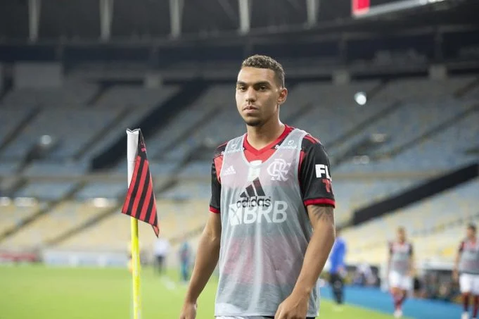 Matheuzinho comemora assistência para Gabigol