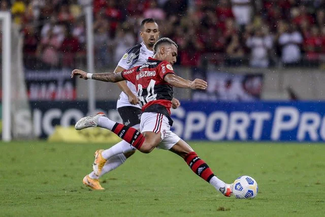 Matheuzinho em ação pelo Flamengo contra o Ceará pelo Campeonato Brasileiro 2021