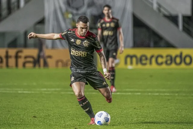 Matheuzinho em ação pelo Flamengo contra o Santos no Campeonato Brasileiro 2021