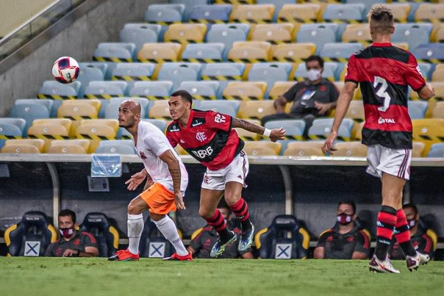 Matheuzinho em ação pelo Flamengo durante o jogo contra o Nova Iguaçu no Campeonato Carioca de 2021