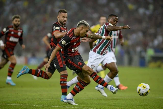 Matheuzinho no clássico entre Flamengo e Fluminense pelo Brasileirão 2022