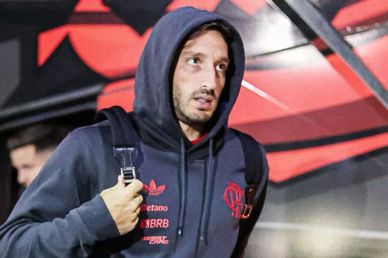 Flamengo toma decisão sobre futuro de Matías Viña Matías Viña em viagem pelo Flamengo