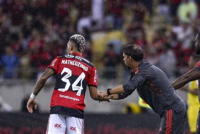 Maurício Souza comanda o elenco do Flamengo em vitória sobre o Ceará pelo Brasileirão 2021