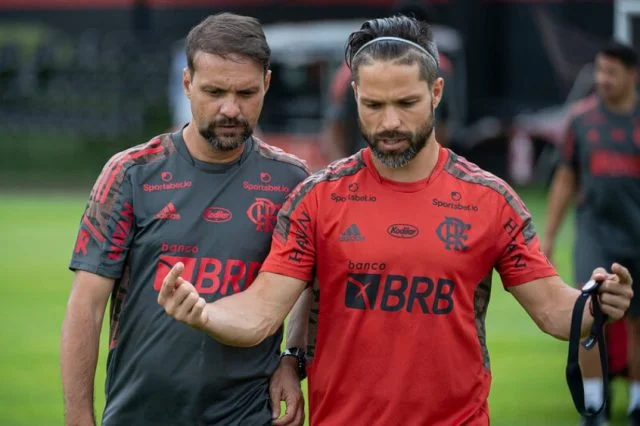 Maurício Souza e Diego Ribas conversam durante treino do Flamengo no Ninho do Urubu
