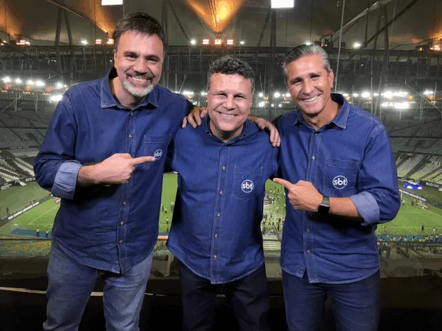 Mauro Beting (esquerda), Téo José (centro) e Jorginho (direita) posam para foto durante transmissão do SBT