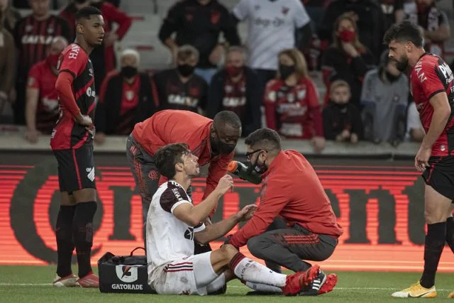 Médicos do Flamengo prestam atendimento a Rodrigo Caio em partida contra o Athletico-PR pela Copa do Brasil 2021