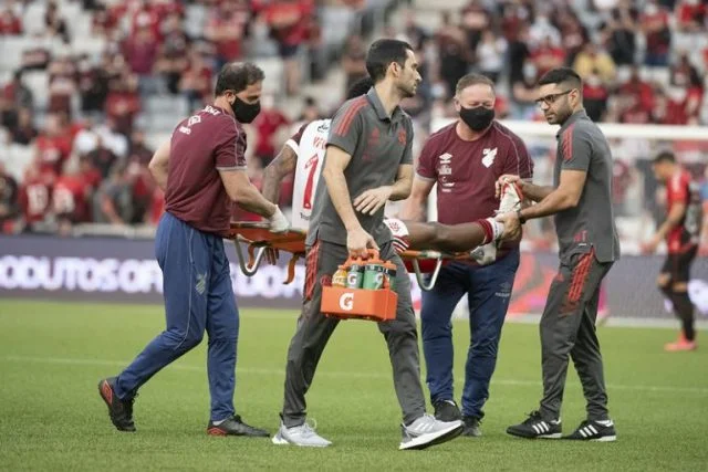 Médicos do Flamengo prestam atendimento a Vitinho em partida contra o Athletico-PR