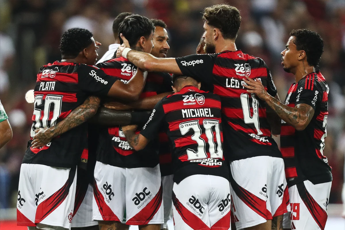 Michael, Léo Pereira e Plata em roda de comemoração do Flamengo - Foto: Gilvan de Souza/Flamengo