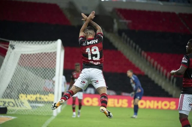 Michael comemorando gol em ação pelo Flamengo contra o Athletico-PR