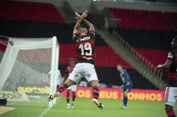 Michael lança corte de cabelo inusitado e rende memes nas redes sociais