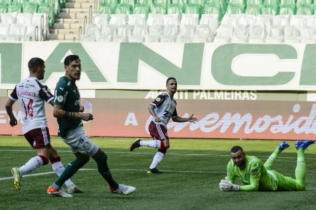 Michael comemorando gol marcado pelo Flamengo contra o Palmeiras no Campeonato Brasileiro 2021