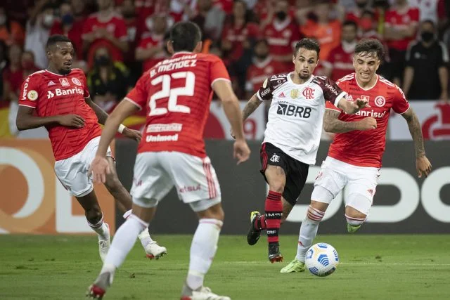Michael em ação pelo Flamengo contra o Internacional pelo Campeonato Brasileiro 2021