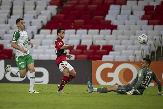 Michael em ação pelo Flamengo diante da equipe da Chapecoense pelo Campeonato Brasileiro da temporada de 2021