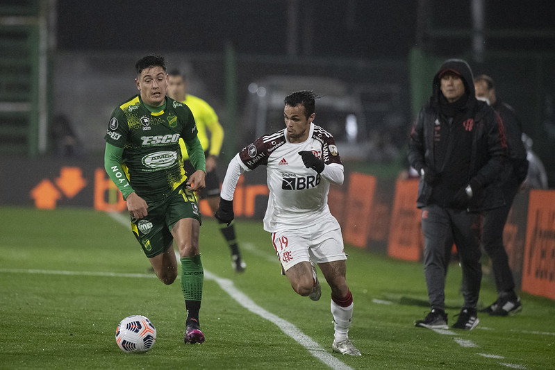 Corinthians derrota Flamengo no Maracanã e se garante na Libertadores