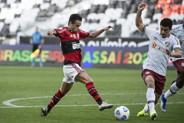 Michael em ação pelo Flamengo diante da equipe do Fluminense pelo Campeonato Brasileiro da temporada de 2021