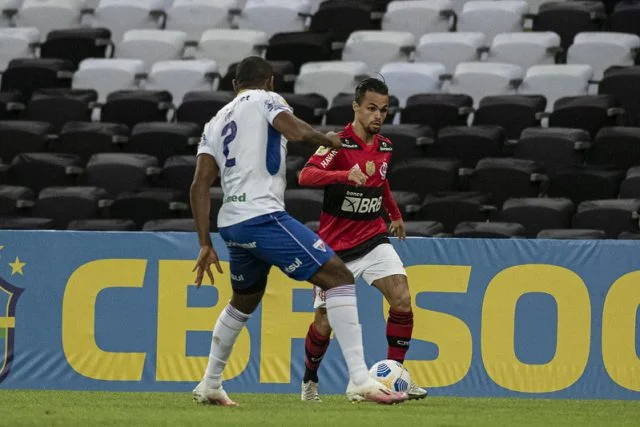 Michael em ação pelo Flamengo diante da equipe do Fortaleza pelo Campeonato Brasileiro da temporada de 2021