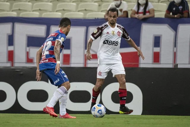 Michael em ação pelo Flamengo durante a partida contra o Fortaleza pelo Campeonato Brasileiro da temporada de 2021