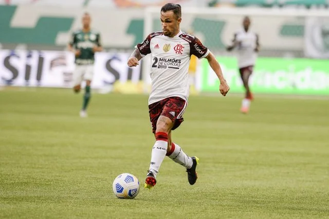Michael em ação pelo Flamengo durante a partida contra o Palmeiras pelo Campeonato Brasileiro da temporada de 2021