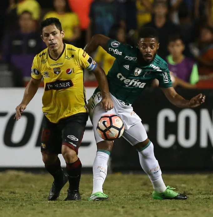 Sem querer, Michel Bastos protagonizou uma das maiores provocações do futebol europeu